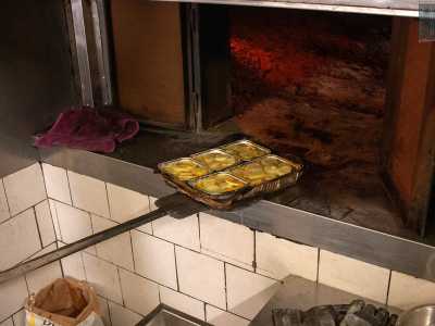 ...e con dei contenitori in alluminio che accolgono il piatto tipico barese �patate riso e cozze�, portato qui da alcune signore